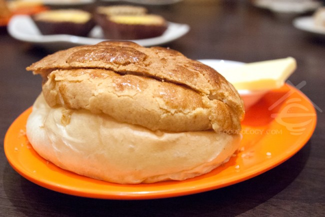Custard-Crust-Bun-with-Butter_Legendary-Hong-Kong