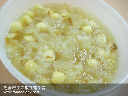 White Fungus Soup with Lotus Seeds