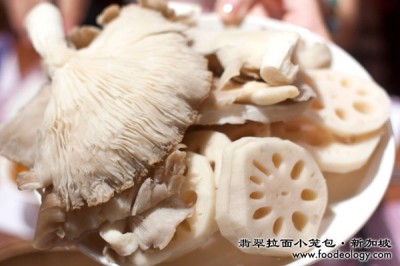Mushroom-and-lotus_Crystal-Jade