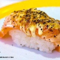 black pepper salmon sushi