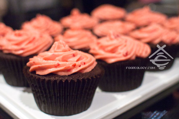 chocolate-cupcakes-with-raspberry-buttercream
