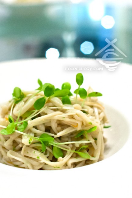 Spring-Sprouts-with-Enoki-Mushrooms_Putien